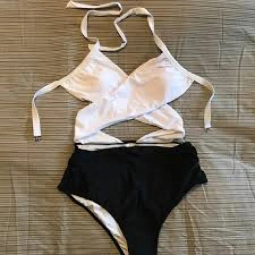 CUPSHE SUPER LOVE OREOS CROSS ONE-PIECE - Picture 3 of 4